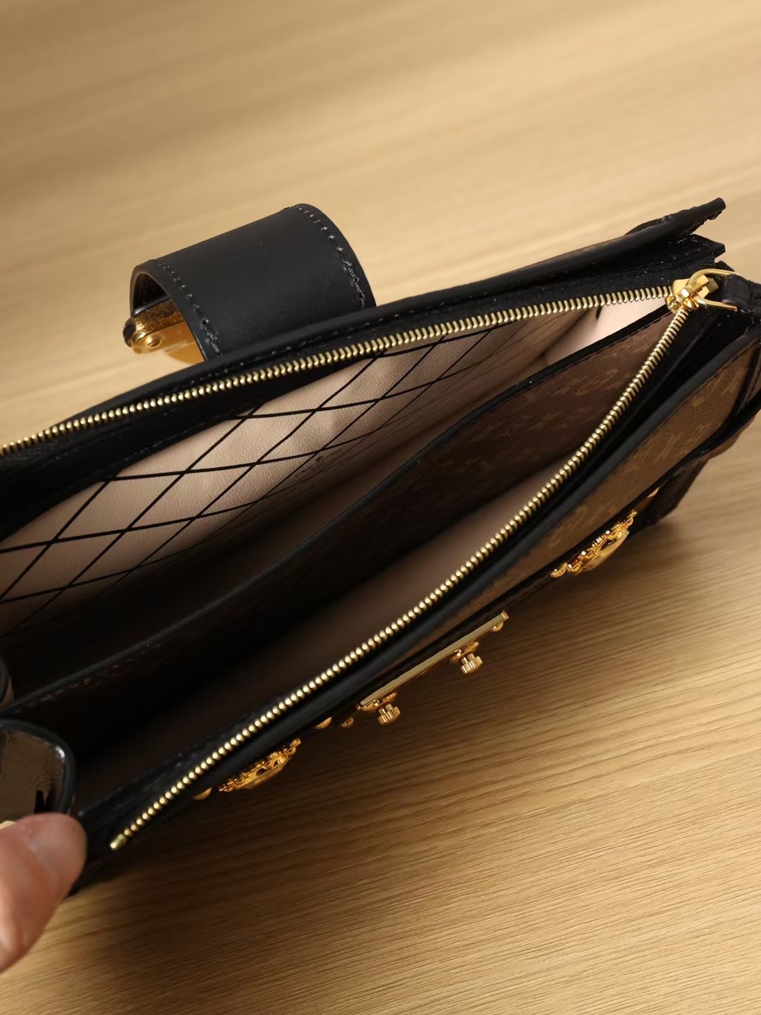 Louis Vuitton stores can not buy, why I buy top replica M43596 TRUNK CLUTCH bags? (2022 updated))-Best Quality Fake Louis Vuitton Bag Online Store, Replica designer bag ru