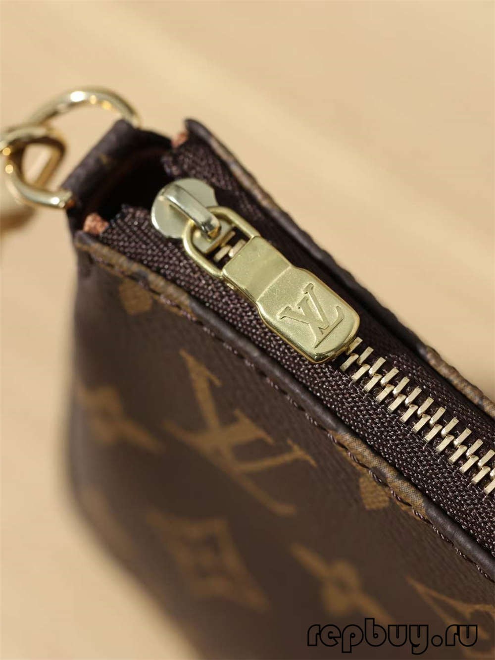 Louis Vuitton M40712 Pochette Accessoires ടോപ്പ് റെപ്ലിക്ക ഹാൻഡ്‌ബാഗുകൾ ക്ലോഷർ ലോഗോയും ഹാർഡ്‌വെയർ വിശദാംശങ്ങളും (2022 പ്രത്യേകം)-മികച്ച ഗുണനിലവാരമുള്ള വ്യാജ ലൂയിസ് വിറ്റൺ ബാഗ് ഓൺലൈൻ സ്റ്റോർ, റെപ്ലിക്ക ഡിസൈനർ ബാഗ് ru