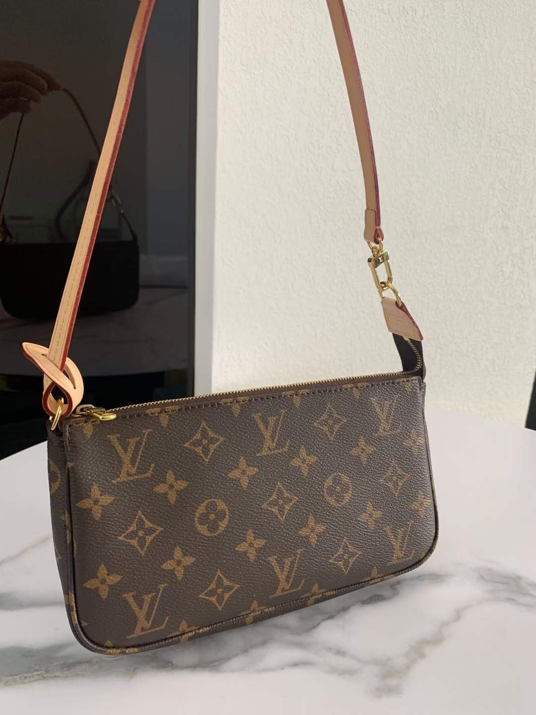 Louis Vuitton M40712 Pochette Accessoires 23.5 x 13.5 x 4 cm ലെതർ ഉപരിതല വിശദാംശങ്ങൾ (2022 പതിപ്പ്)-മികച്ച ഗുണനിലവാരമുള്ള വ്യാജ ലൂയിസ് വിറ്റൺ ബാഗ് ഓൺലൈൻ സ്റ്റോർ, റെപ്ലിക്ക ഡിസൈനർ ബാഗ് ru