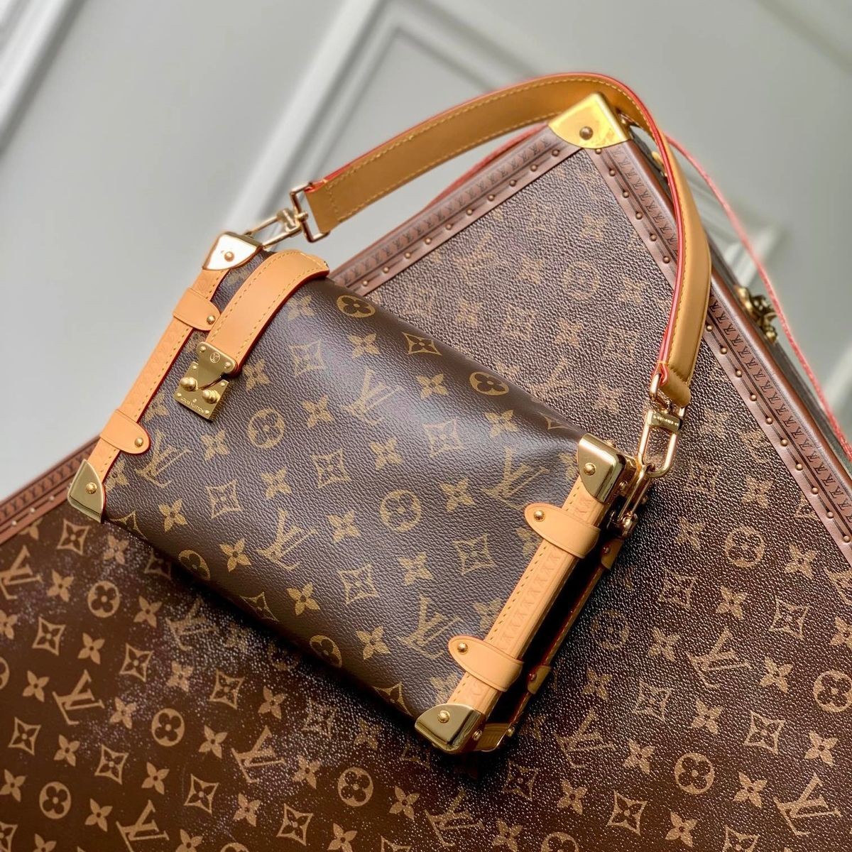 Louis Vuitton Side Trunk M46358