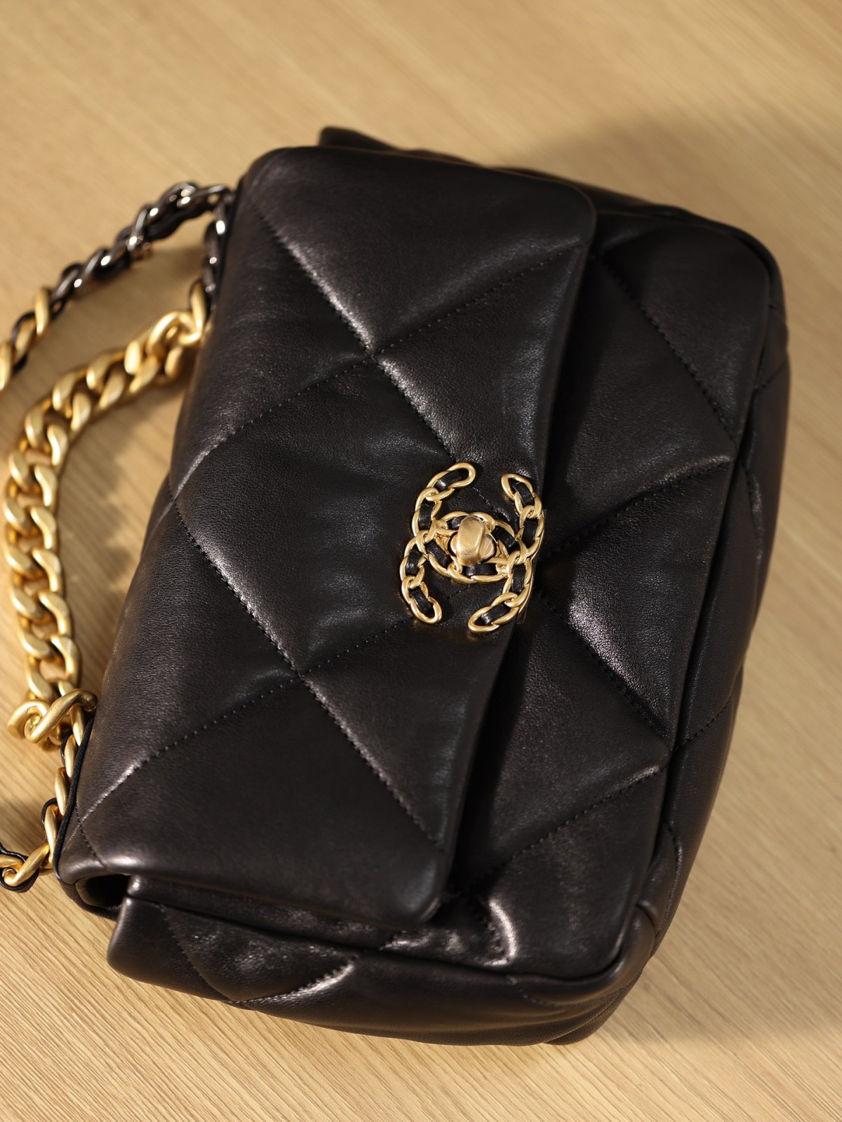 How good quality is a Shebag Chanel 19 bag？（2023 Week 40）-Best Quality Fake Louis Vuitton Bag Online Store, Replica designer bag ru